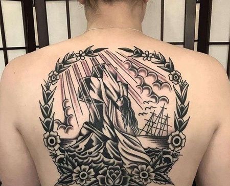 Old School后背十字架女人纹身图案