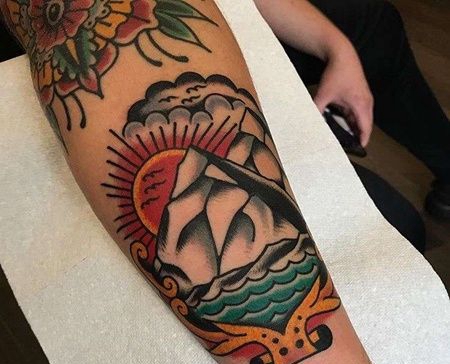 Old School小腿雪山纹身图案