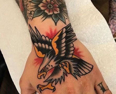 Old School手背老鹰纹身图案