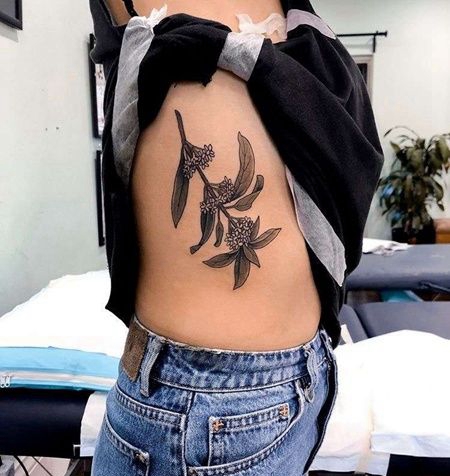 New School侧腰燕子纹身图案