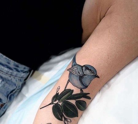 New School大臂鸟叶子纹身图案