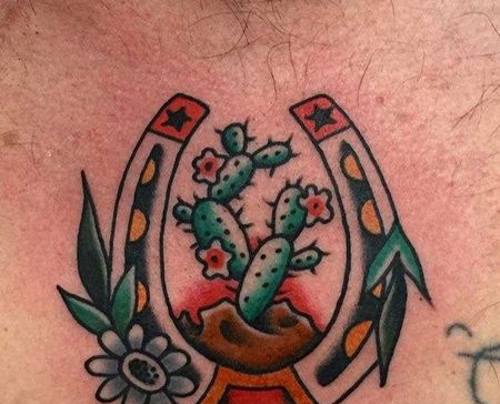 Old School前胸马蹄铁仙人掌纹身图案