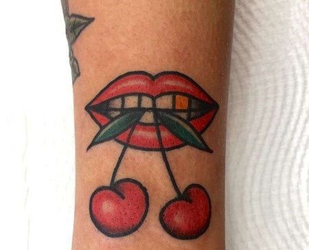 Old School小臂嘴巴樱桃纹身图案