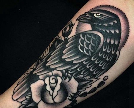 Old School小臂乌鸦玫瑰纹身图案