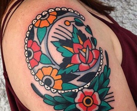 Old School大臂月亮花卉纹身图案