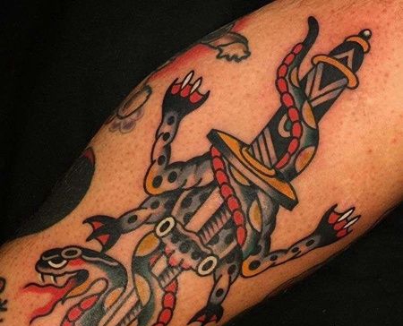 Old School小腿匕首青蛙蛇纹身图案