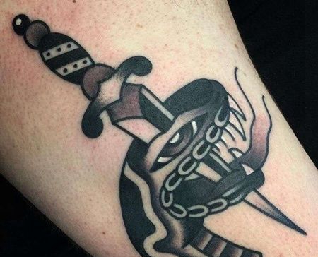 Old School大腿匕首蛇纹身图案