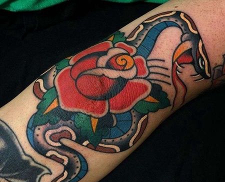 Old School胳膊肘玫瑰蛇纹身图案