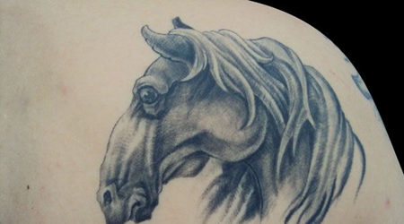 背部骏马纹身图案