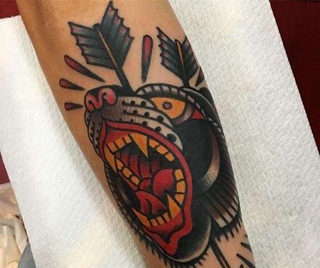 Old School小臂箭黑熊纹身图案