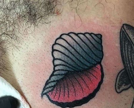 Old School前胸海螺纹身图案