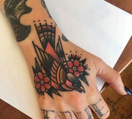 Old School手背麻雀纹身图案