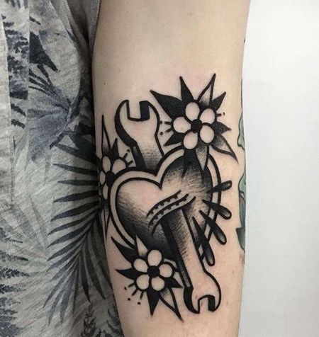 Old School大臂扳手心纹身图案