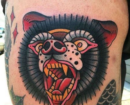 Old School大腿黑熊纹身图案