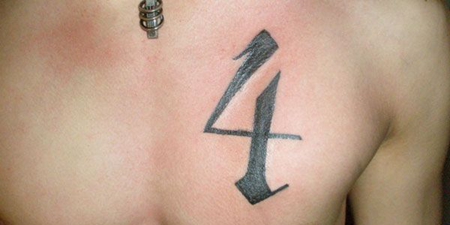 胸前的数字纹身图案