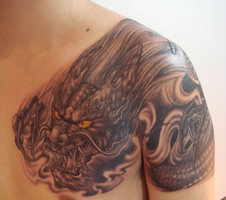 霸气半甲过肩龙纹身图