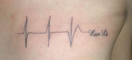 胸前的心电图纹身