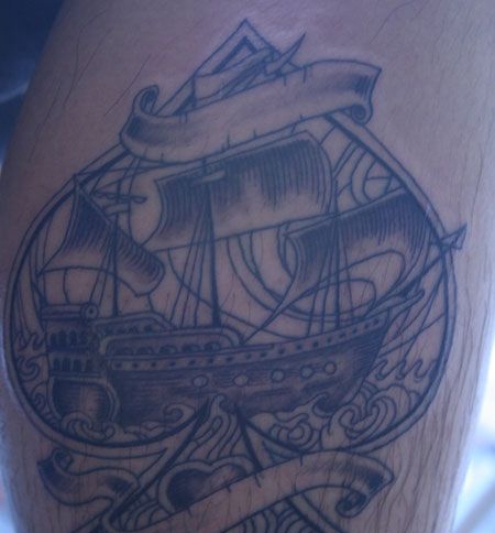 小腿创意黑桃帆船纹身图案