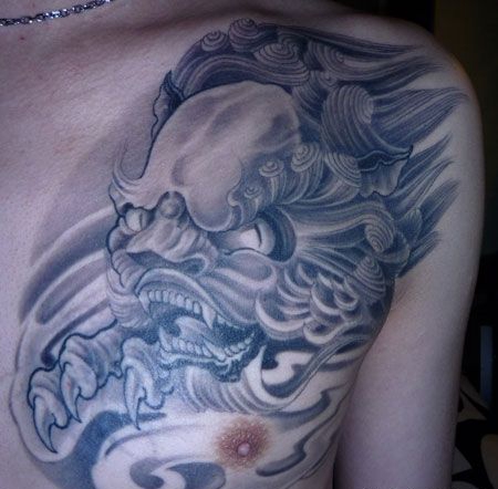 胸前的唐狮子纹身图案