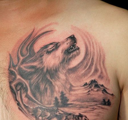 胸前的月下狼头纹身图案
