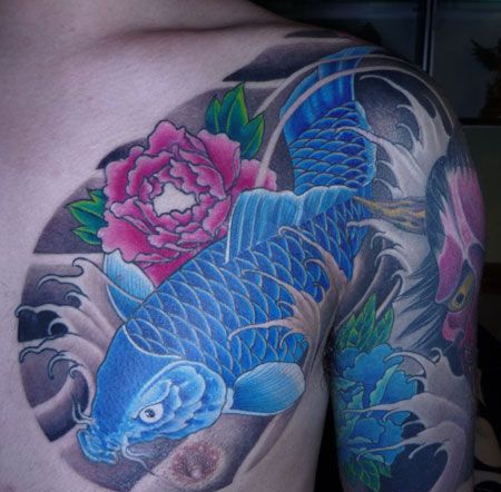 半甲蓝色鲤鱼纹身图案