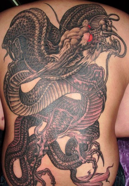 满背霸气红眼龙纹身图案