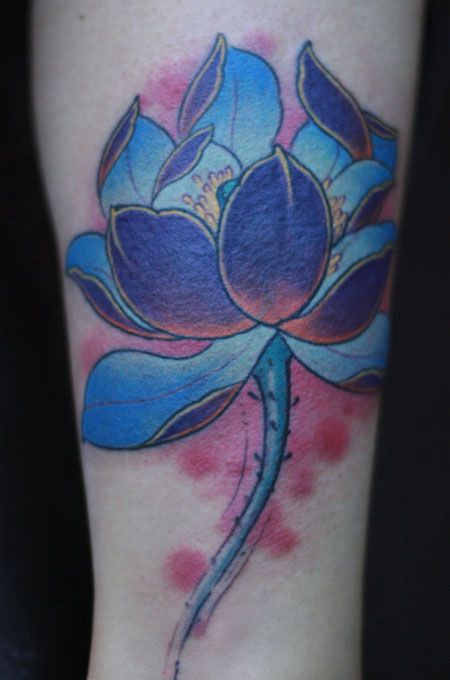手腕上的蓝莲花纹身图案