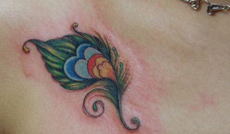 胸前孔雀羽毛纹身图案