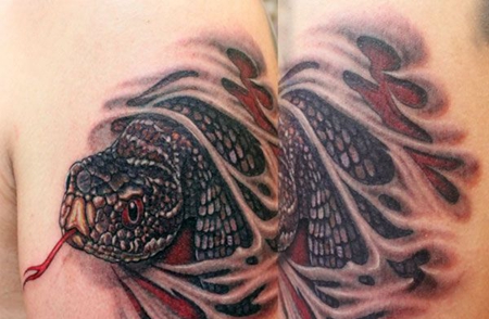 手臂撕皮盘旋的蛇纹身图案