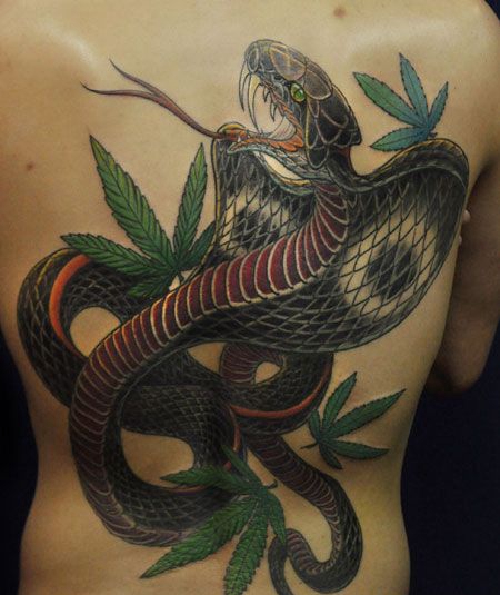 背部传统眼镜蛇纹身图案