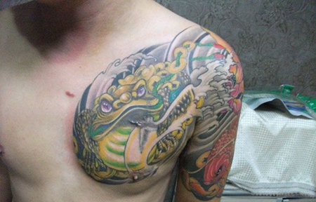 半甲金蟾鲤鱼纹身图案