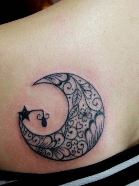 背部线条月亮纹身图案