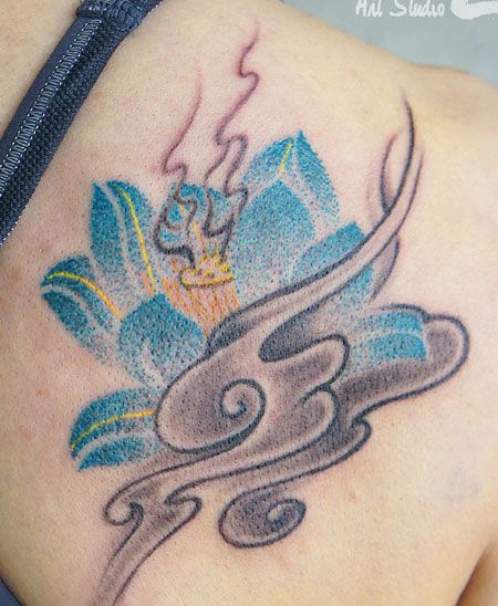 肩部点刺莲花纹身图案