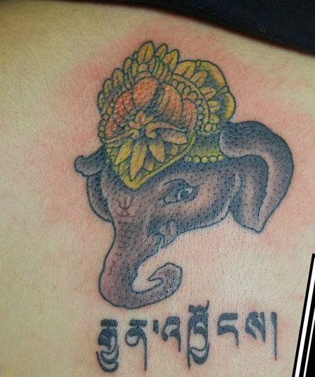 肩部藏文象神纹身图案