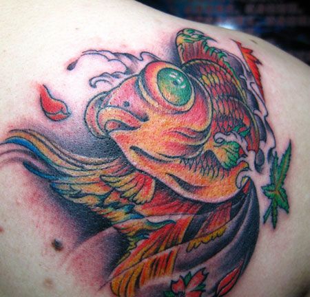 肩部红色金鱼纹身图案