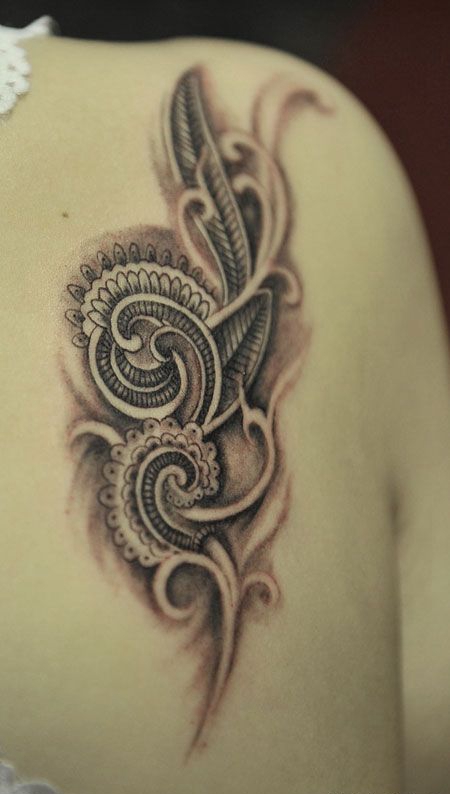 肩部后的藤蔓纹身图案