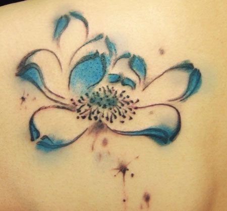 肩部水墨蓝莲花纹身图案