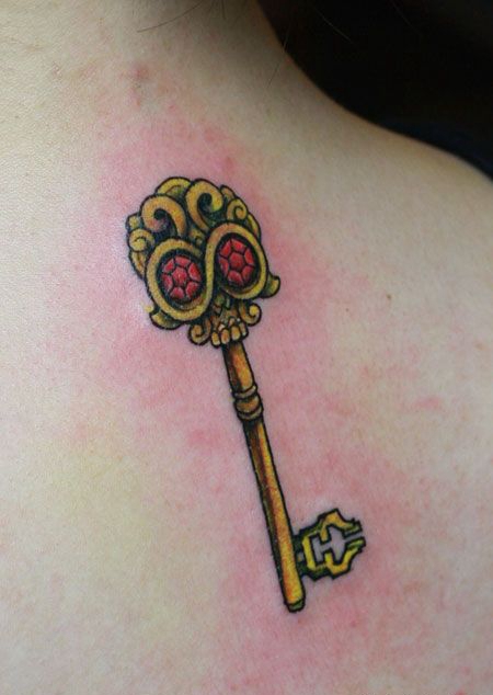 肩部骷髅金钥匙纹身图案