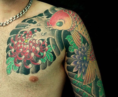 半甲菊花鲤鱼纹身图