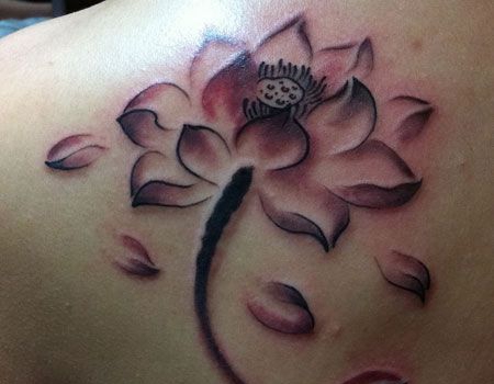 肩部后的荷花纹身图案
