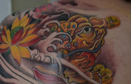 肩部彩色招财金蟾纹身图案