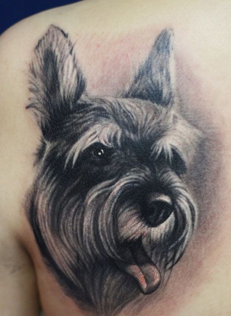 肩部吐着舌头的狗狗纹身