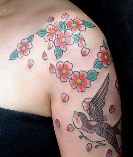 肩部樱花下的鸟纹身图案