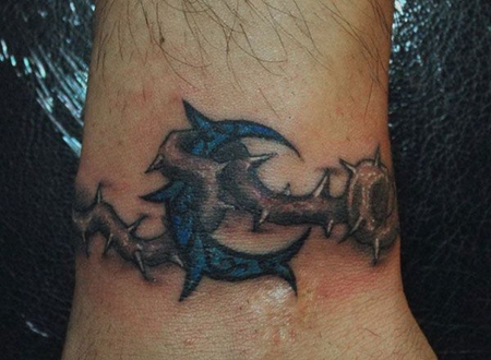 手腕处的彩色藤蔓纹身图案