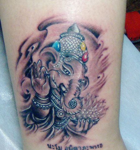 脚踝处的象神纹身图案