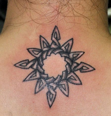 颈部后面太阳纹身图案