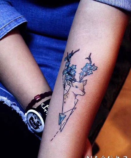 手臂彩绘梅花鹿纹身图案