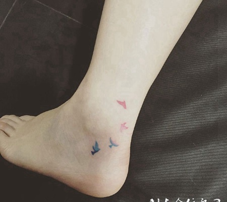 空中的小精灵，脚踝处彩色小鸟纹身图案