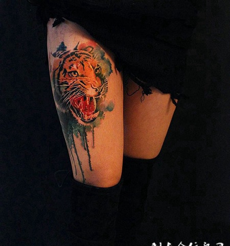 震天虎啸，大腿水彩老虎纹身图案