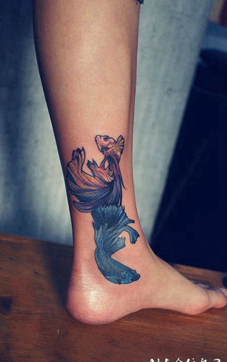 水中的舞蹈，脚踝处彩色斗鱼纹身图案